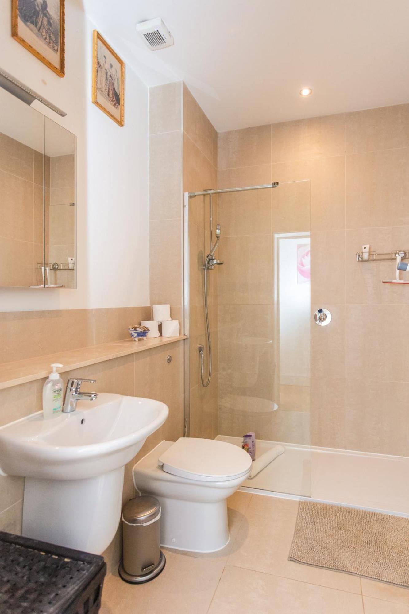 Homely 1 Bedroom Apartment In The Heart Of Vibrant Camden Лондон Экстерьер фото